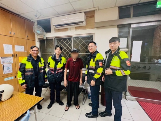 卧龙街派出所警员余神勇、宋佑骏、潘忆承、庄佳修。（图 / 大安分局提供）