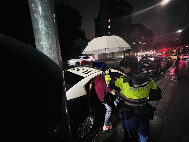 警员潘忆承、庄佳负责修护送老翁返家，直至看见老翁安全进入家门，才放心离去。（图 / 大安分局提供）