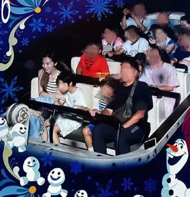 Angelababy之前带儿子去香港迪士尼被捕获。（图／微博 芒果捞小萌主）