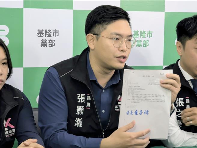 基隆市議員張顥瀚質疑市府6月提供給議會的資料，顯示市府將於國慶連假期間舉辦港景兒童樂園活動，如今卻指民眾造謠，市府應該詳細向市民講清楚、說明白。（張志康攝）