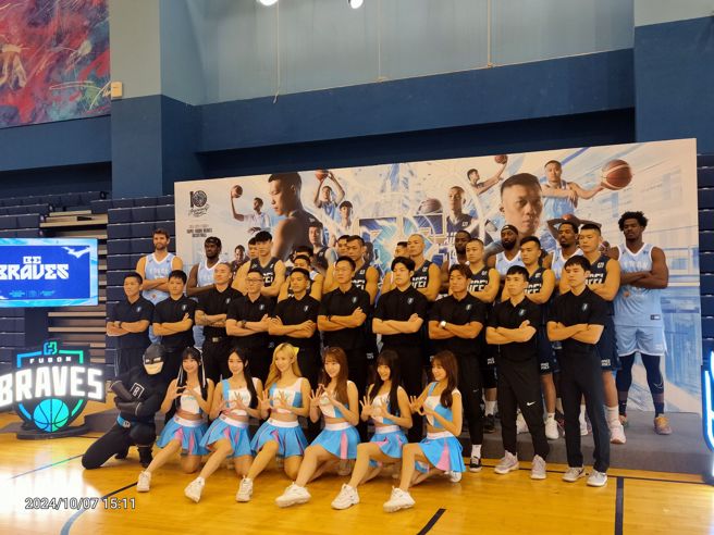 成军十周年，富邦勇士今年推出全新球衣以及季票，目标锁定总冠军。(黄邱伦摄)