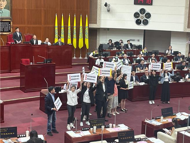 台北市议会民进党团要求市长蒋万安，儘速勒令京华城停工，捍卫市民权益。（刘彦宜摄）