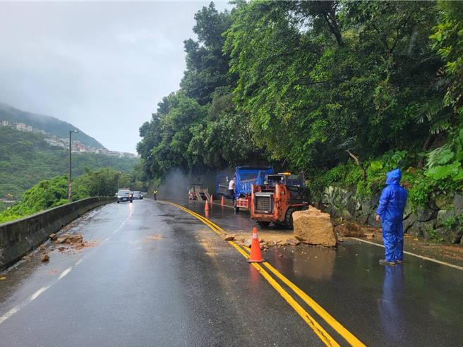 万里区旧台2线也出现落石。（金山警分局提供）