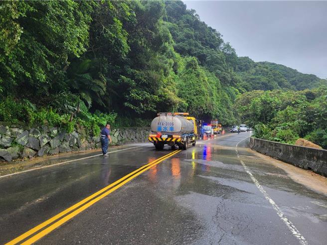 万里区旧台2线也出现落石。（金山警分局提供）