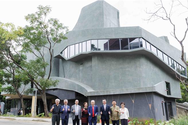 歷时3年打造，将典藏清华哲学所特聘讲座教授、中研院院士杨儒宾伉俪捐赠的近4000件东亚近代文物的「捷英文物馆」7日落成启用。（清华大学提供／陈育贤新竹传真）