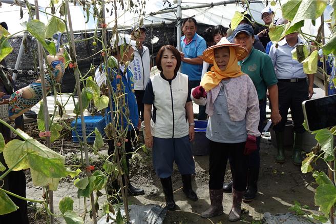 屏东县长周春米（中）到九如、里港农损勘灾。（罗琦文摄）