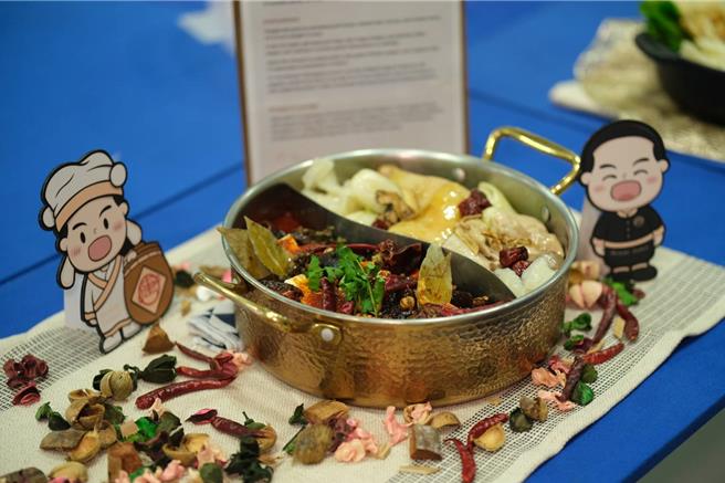 高雄人气锅店「飢饿小唐」负责人唐有建近期在「2024AF韩国国际技能人大赛」，以充满台式风味的鸳鸯锅及藤椒鸡翅两道料理，夺下金牌及名厨推荐奖双料冠军。（唐有建提供）