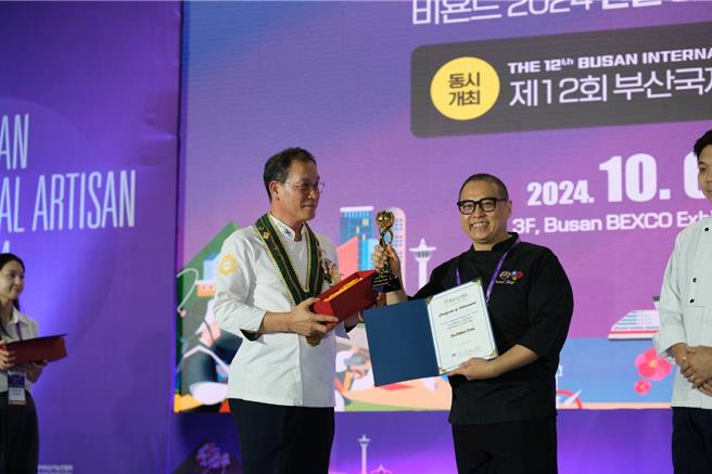 高雄人气锅店「飢饿小唐」负责人唐有建近期在「2024AF韩国国际技能人大赛」，以充满台式风味的鸳鸯锅及藤椒鸡翅两道料理，夺下金牌及名厨推荐奖双料冠军。（唐有建提供）