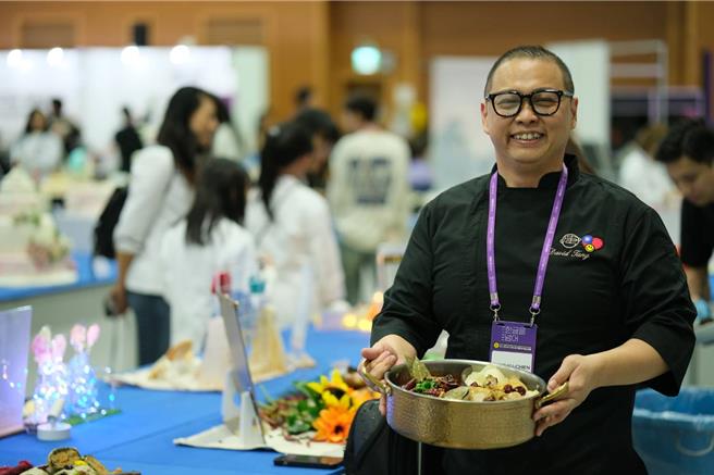 高雄人气锅店「飢饿小唐」负责人唐有建近期在「2024AF韩国国际技能人大赛」，以充满台式风味的鸳鸯锅及藤椒鸡翅两道料理，夺下金牌及名厨推荐奖双料冠军。（唐有建提供）