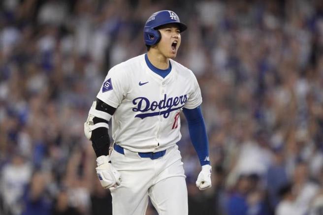 史上第一人！大谷翔平在9月19日對陣邁阿密馬林魚的比賽中，轟出單季第50支全壘打，成功創下50轟50盜的紀錄。（圖／美聯社）