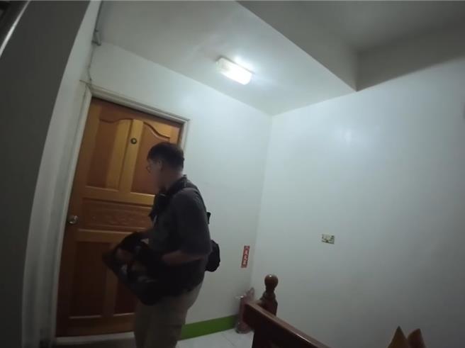 彰化县34岁、29岁侯姓兄弟涉嫌以槟榔摊为掩护，进行制毒、贩毒一条龙服务，警方搜证完备后，今年6月在租屋处与槟榔摊同步搜索，带回涉案4人依毒品罪嫌移送。（警方提供／潘虹恩台中传真）