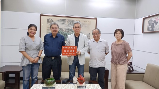 圣约翰科技大学「企业名人与职场伦理讲座」，第一场次邀请凯擘股份有限公司谢明益总经理返校演讲。左起：校友总会纪嫒昀执行秘书、张文宇讲座教授、谢明益总经理、何副校长、黄宝瑛主任秘书。(照片/圣约翰科技大学提供)