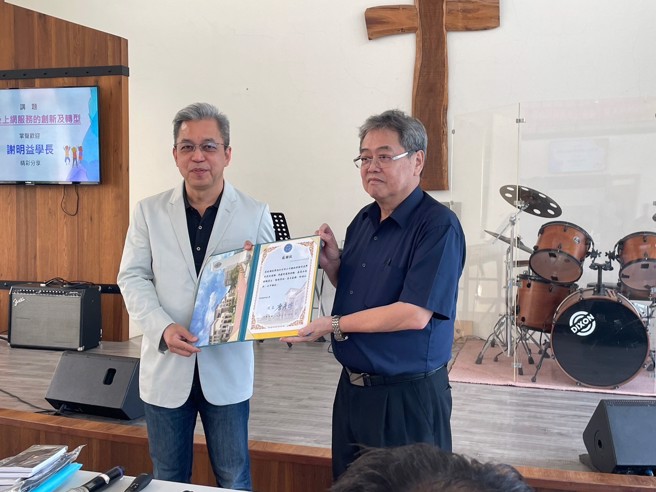 张文宇讲座教授（右）致赠感谢状给谢明益总经理（左），感谢其返校与学弟妹分享生涯及职涯经验。(照片/圣约翰科技大学提供)