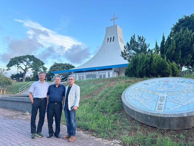电机科校友翁建发学长（左）返回母校聆听演讲，与张文宇讲座教授（中）及谢明益总经理（右）在新埔校徽及降临堂前合影。(照片/圣约翰科技大学提供)