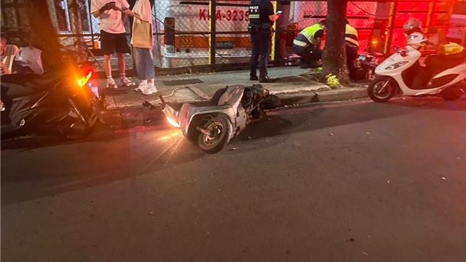 新北市樹林區昨（6）日晚間8時許發生一起車禍，一名張姓男子騎車行經保順街往樹新路段時，突然迴轉欲往反方向走，不慎撞到另名直行的洪姓男子，洪男當場倒地不起，張男卻逕直騎車離去，被樹林警分局循線追查後通知到案，警詢後依《刑法》過失致死罪移送新北地檢署。（翻攝畫面）