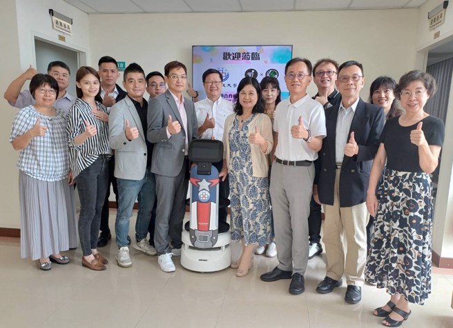 中臺科技大學與羅宋堂有限公司與會人員合影紀念SEGWAY機器人捐贈。(照片/中臺科技大學提供)