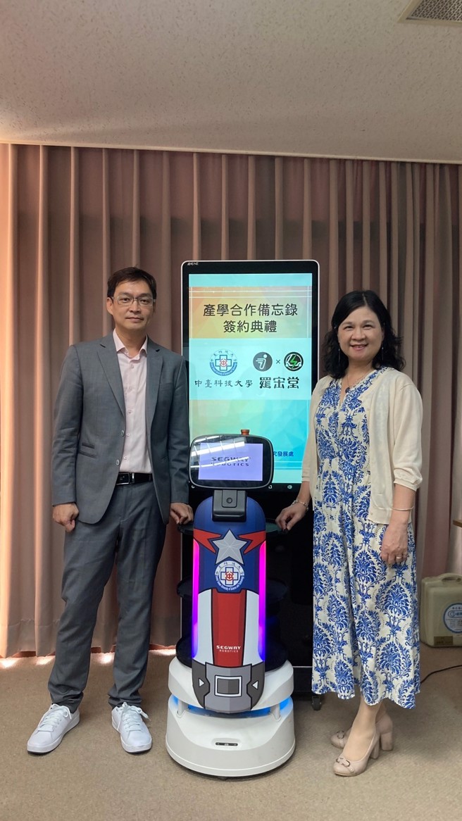 中臺科技大學校長陳錦杏(右)與羅宋堂有限公司執行長羅正一(左)合影紀念SEGWAY機器人捐贈。(照片/中臺科技大學提供)