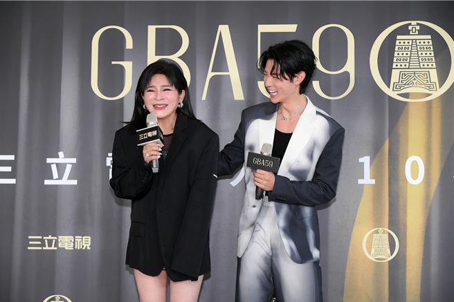 王彩樺（左）出道40年第一次入圍金鐘獎。（三立提供）