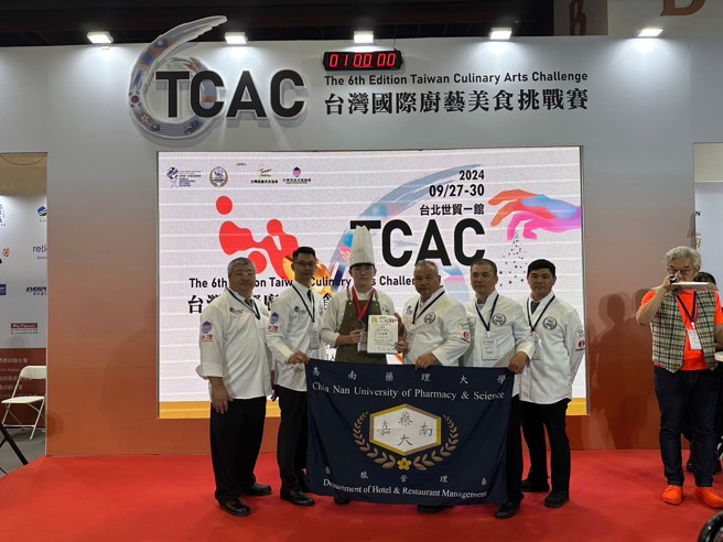 以素食未来肉料理获得铜牌的吕冠贤。(照片/嘉南药理大学提供)