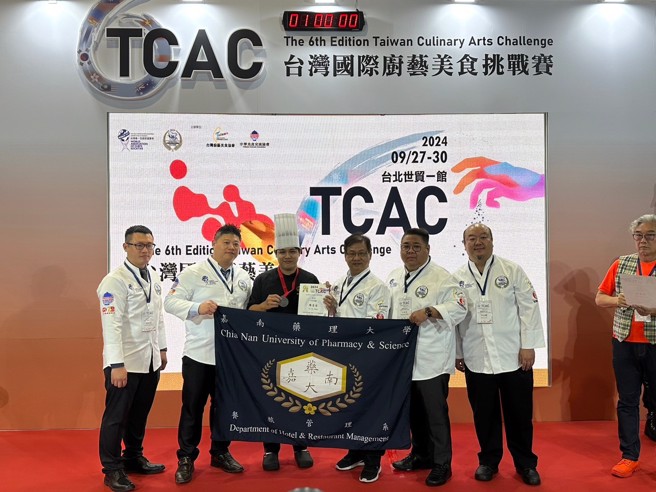嘉药陈昱安在西式海鲜现场烹调项目夺得银牌。(照片/嘉南药理大学提供)