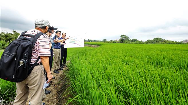 內政部土地徵收審議小組對竹科三期區段徵收的公益性及必要性，7日產業專區預定地現勘，產發處長陳偉志（右二）向委員說明相關規畫。（羅浚濱攝）