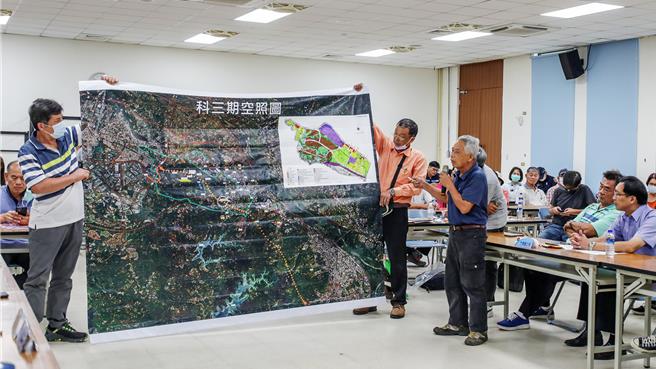 內政部土地徵收審議小組7日對竹科三期區段徵收的公益性及必要性，召開第1次會議，贊成開發的促進會及居民說明當地道路狹小，土地使用受限等問題。（羅浚濱攝）