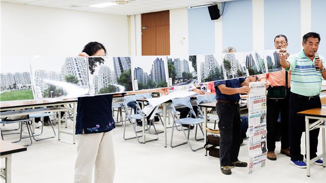 內政部土地徵收審議小組7日對竹科三期區段徵收的公益性及必要性，召開第1次會議，反對開發的自救會認科三就是在炒土地。（羅浚濱攝）