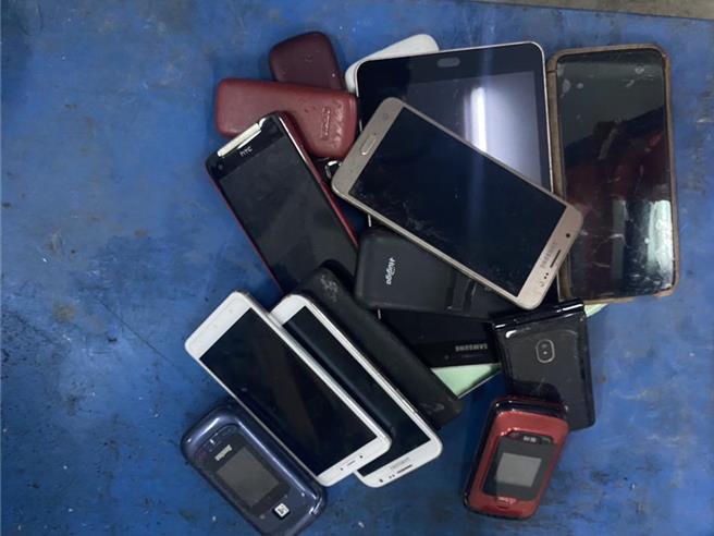 舊手機別急著丟，10月31日前將舊手機拿到指定地點回收，就能參加抽獎，有機會把價值3萬元以上的筆電、iPhone16等大獎帶回家。（彰縣府提供／葉靜美彰化傳真）