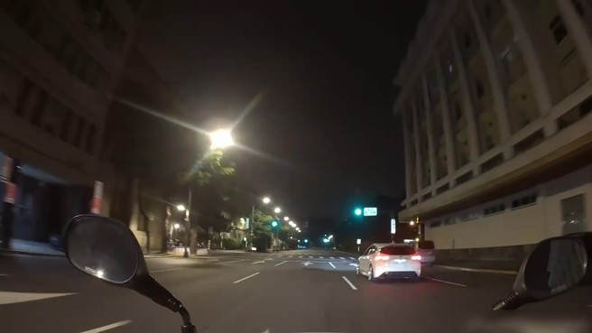 熊姓男子未按規定使用方向燈，遭警方攔查。（圖／簡銘柱翻攝）