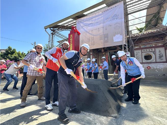 斥资新台币6224万元预算进行修復的金门县定古蹟「永昌堂暨浯阳小学校」，今日上午由县长陈福海(右一)亲自主持开工仪式。（于家麒摄）