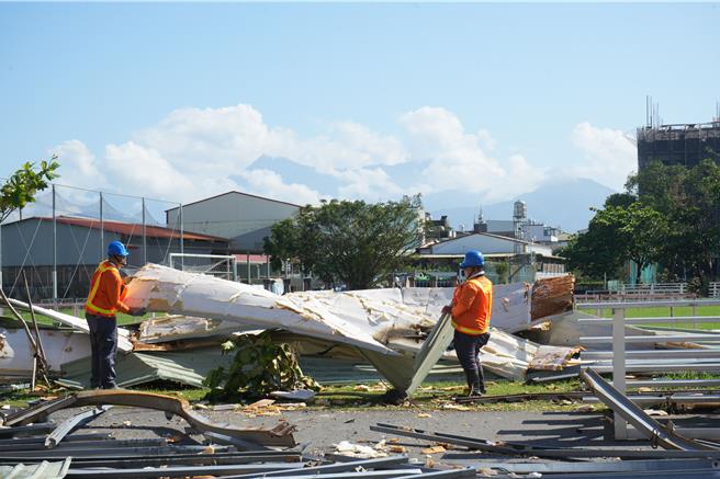 山陀兒颱風侵襲屏東，屏東縣157所學校受創嚴重，全民運動會場地部分損壞，屏東縣長周春米指示相關單位，一周內將全民運相關場館修繕完成。（羅琦文攝）