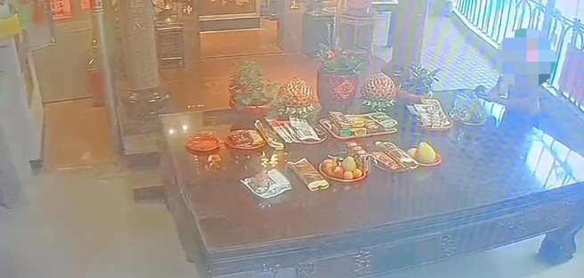 北市某宮廟信徒驚訝發現供桌上的供品不翼而飛，竟然有人膽敢在神明面前伸出賊手。（圖／簡銘柱翻攝）