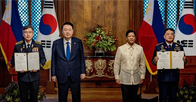 韩国总统尹锡悦7日在马尼拉与菲律宾总统小马可仕举行会谈，双方商定建立战略伙伴关系，并加强全方位合作。（路透社）