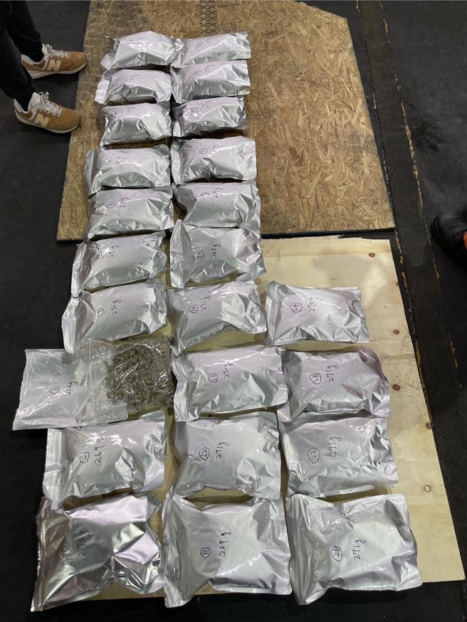 基隆地检署查获一起在货柜中夹藏二级毒品大麻的案件，并循线查缉5名犯嫌到案，7日将5名嫌犯提起公诉。（基隆地检署提供／张志康基隆传真）