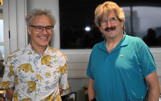 2024年諾貝爾生醫獎由美國麻大陳氏醫學院（UMass Chan Medical School）教授安布羅斯（左）、哈佛大學醫學院教授魯夫昆（右）共享。圖為兩人在獲知得獎後於麻大合影。（路透）