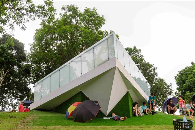 水上鄉溪東公園舊稱204高地，縣府斥資500多萬元重新規畫轉型成全齡親子公園，興建紙飛機景觀平台。(嘉義縣政府提供／呂妍庭嘉義傳真)