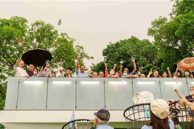 在紙飛機平台上，嘉義縣長翁章梁、水上鄉長林緗亭等人攜手村民擲出紙飛機，象徵正式啟用。(嘉義縣政府提供／呂妍庭嘉義傳真)