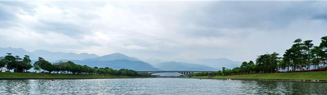 宜兰县政府今（7日）预告公告，开放冬山河水域游憩活动，除滑水板、水上摩托车、香蕉船、拖曳浮胎等，全年禁止从事，其余日前禁止的独木舟、SUP等之后都可正常下水。（宜兰县政府提供／吴佩蓉宜兰传真）