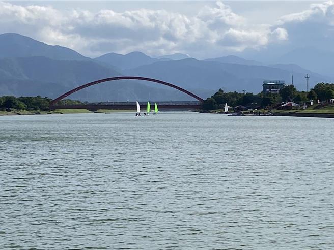 宜兰县政府今（7日）预告公告，开放冬山河水域游憩活动，除滑水板、水上摩托车、香蕉船、拖曳浮胎等，全年禁止从事，其余日前禁止的独木舟、SUP等之后都可正常下水。（宜兰县政府提供／吴佩蓉宜兰传真）