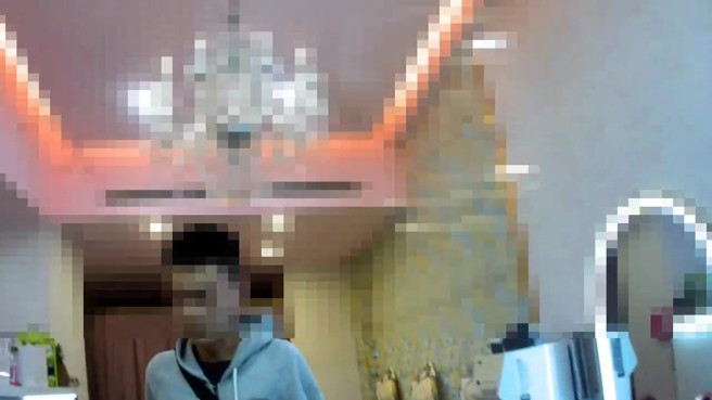 褚姓男子違規穿越，警方立即上前，準備對其進行盤查。不料褚男在穿越馬路後，竟直接走進林森北路上一間護膚店內，試圖躲避警方。（圖／簡銘柱翻攝）