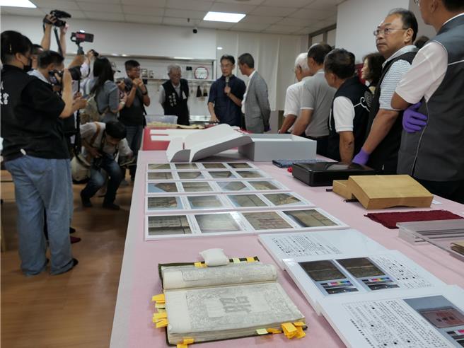 云林县北港朝天宫搜藏超过1万5000件妈祖信仰相关文物，为妥善保存并修復，7日成立「文物修復中心」，未来4年将投入百万经费，积极修復与保存珍贵文物。（张朝欣摄）