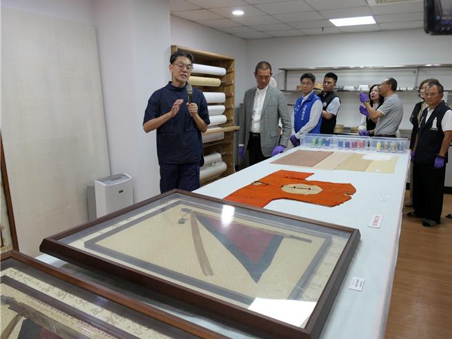 云林县北港朝天宫搜藏超过1万5000件妈祖信仰相关文物，为妥善保存并修復，7日成立「文物修復中心」，未来4年将投入百万经费，积极修復与保存珍贵文物。（张朝欣摄）