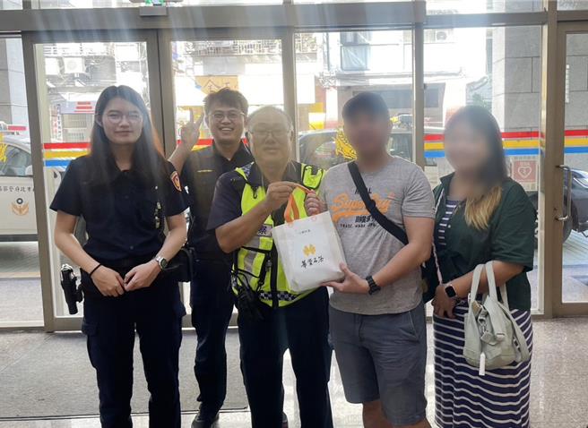 一名馬來西亞籍遊客昨（6）日因語言不通向新北市瑞芳警分局瑞芳派出所求救，表示他將物品遺落在公車上不知如何是好，所幸所內警員林幼容以流利外語協助男子與客運公司溝通，最後順利找到男子遺落在客運上的物品，讓他感謝不已，直呼台灣警察好熱心。（瑞芳警分局提供）