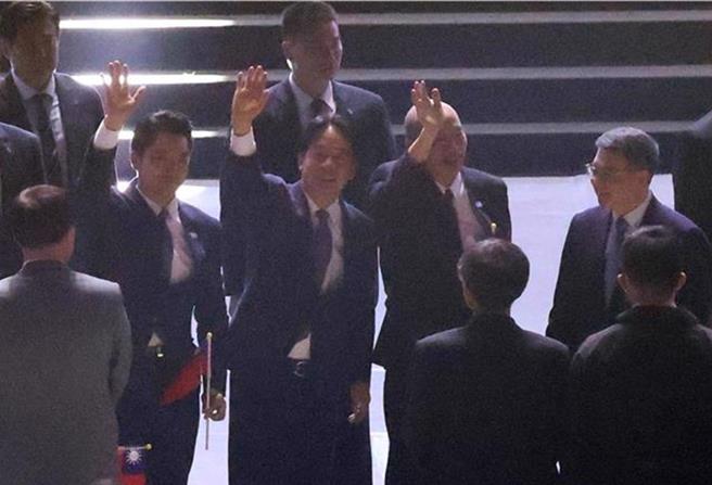 总统赖清德（左二）在国庆晚会上致词后，分别与立法院长韩国瑜（右二）、台北市长蒋万安（左一）握手，随后3人同框一起向全场两万名观眾挥手致意。（本报资料照片）