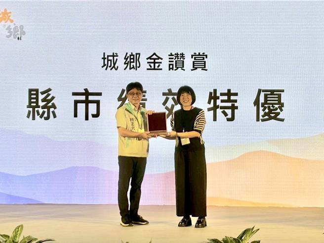 內政部國土署「2024致敬城鄉魅力大賞」，竹市榮獲「城鄉金讚賞─縣市績效評鑑特優」肯定，由竹市府參議林正光代表受獎。（新竹市政府提供／陳育賢新竹傳真）