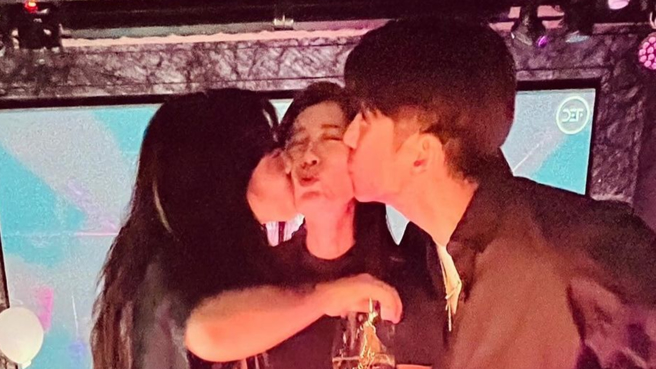 贾静雯50岁生日，女儿梧桐妹和老公修杰楷送惊喜。（图／翻摄自aalyssachia IG）