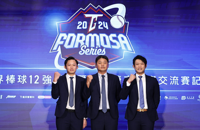 12强中华队总教练曾豪驹（中），与投手江国豪（左）、陈冠宇（右）。（中职提供）