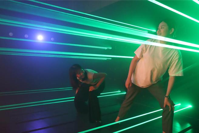 义享时尚广场的话题新柜「超狂方格」有多种游戏，吸引许多家庭、朋友结伴挑战。图／义享时尚广场提供