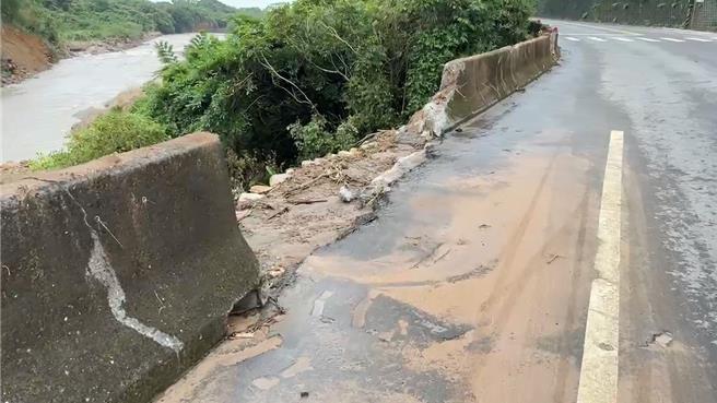 阳金公路土石流冲破护栏。（民眾提供）