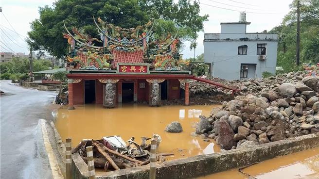 长兴宫日前几被土石淹没，土石尚未完全清理，7日早上又大雨淹水。（民眾提供）